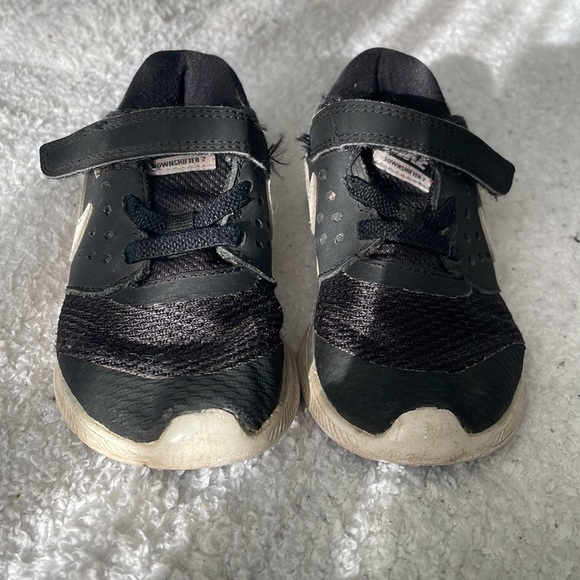 Size 9 Sneakers - Picture 3 of 12